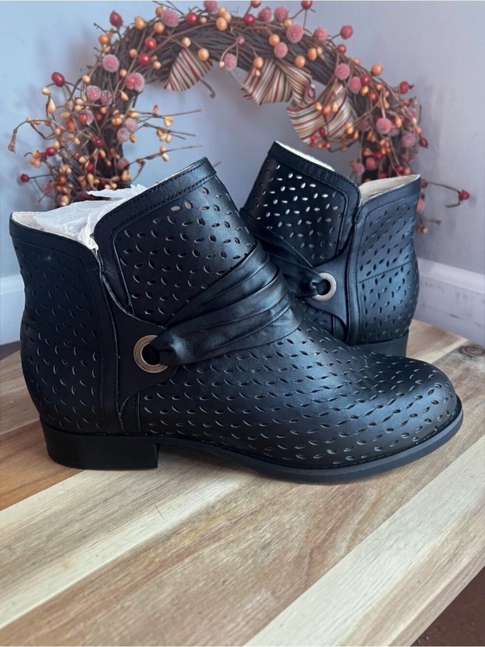 Spenco Footwear Priscilla Womens Perforated Boot Sz 9D in Black Leather Urban